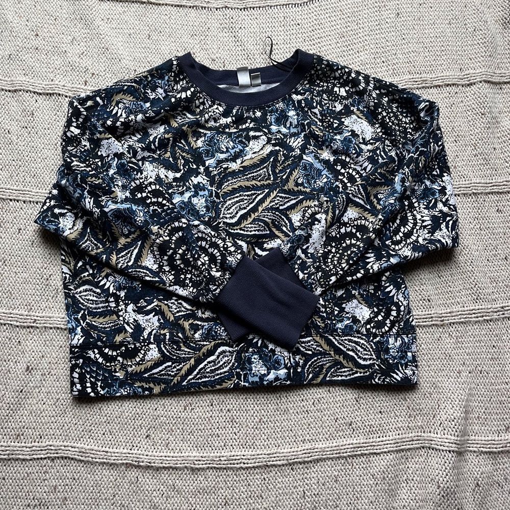 Joie crop pullover blue white and tan patterned sweatshirt with thumb holes